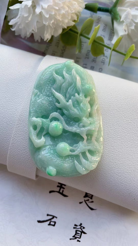Liontin Naga Jadeite Alami & nbsp; Ukuran 6.8 * 4.1 * 0.7cm Batu giok halus dan hangat, diukir dengan tangan, gaya yang indah sudah termasuk pajak pengiriman.