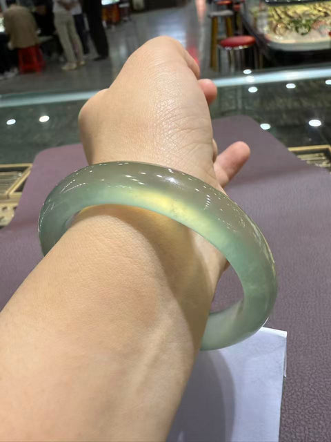 Gelang giok hijau es Xiuyan yang indah! Diameter dalam 58,2 mm. Batu alam terbentuk secara alami, dan polanya acak. Biaya kirim dan pajak sudah termasuk.