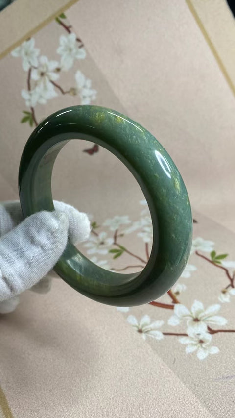 Gelang Giok Bunga Giok Cui Giok Alami Ukuran 59-61mm Ukuran 60.9mm Lebar Sisi 13.6mm Giok terjadi secara alami Pola acak Pengiriman dan pajak sudah termasuk.