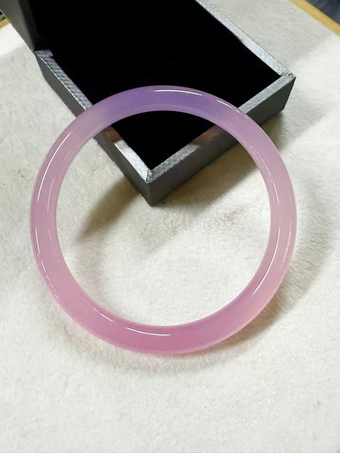 Gelang kalsedon Brasil alami baru "Peach Blossom Beauty Bar". Gioknya halus dan hangat, sedingin es dan transparan. Efek genggamannya sangat indah dan bak peri. Ukurannya sekitar: 61,3×7,5×7,6㎜. Biaya kirim dan pajak sudah termasuk.