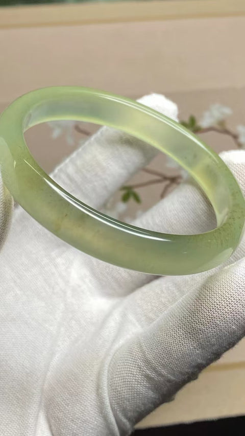 Gelang Selada Air Hijau Es Giok Cui Jade Alami Ukuran 59-61mm Ukuran 60.3mm Lebar Sisi 11mm Giok terjadi secara alami Pola acak termasuk pajak pengiriman.