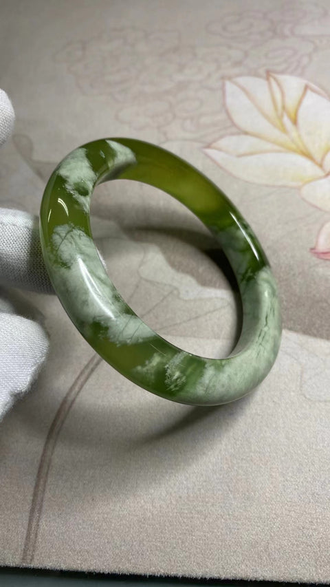 Gelang Milkcap Cui Jade Tsingti Giok Alami Ukuran 59-61mm Ukuran 60.3mm Lebar Samping 11.5mm Giok terjadi secara alami Pola acak Termasuk Pajak Pengiriman