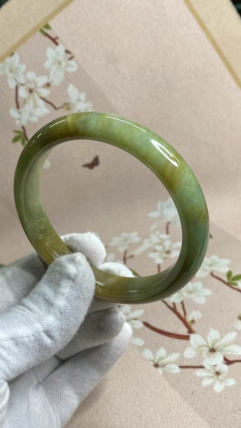 Gelang Giok Batu Giok Bunga Cui Giok Alami Ukuran 62-64mm Ukuran 63.1mm Lebar Sisi 12.2mm Batu giok terbentuk secara alami Pola acak Pengiriman dan pajak sudah termasuk.