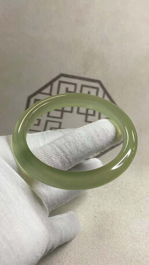 Gelang Giok Cui Halus Ukuran 62-64mm Ukuran 63.5mm Lebar 11mm Giok terjadi secara alami Pola acak Termasuk pajak pengiriman.