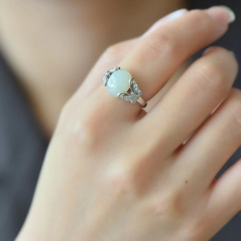 Cincin Kupu-Kupu Giok Hetian Alami yang terbuat dari perak 925, gioknya bersih, halus dan hangat, gayanya indah dan elegan, sudah termasuk pajak pengiriman.