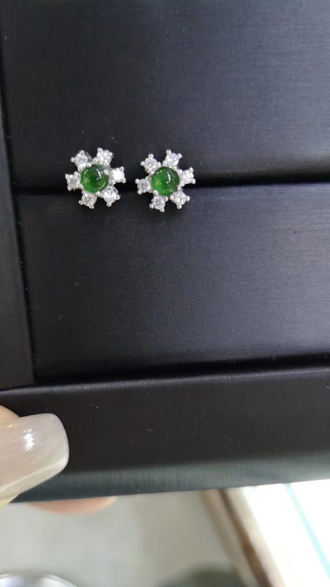 Anting-anting Giok Giok Guatemala Alami Giok adalah batu giok yang halus dan hangat, dan gayanya sangat indah.