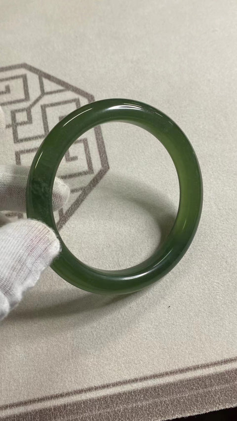 Gelang Hijau Penuh Giok Cui Alami Ukuran 64-66mm Ukuran 65.1mm Lebar Sisi 11.8mm Giok terjadi secara alami Pola acak Pengiriman dan pajak sudah termasuk.