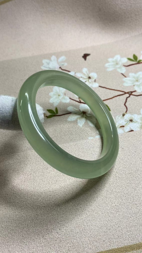 Gelang Hijau Es Giok Cui Giok Alami Ukuran 59-61mm Ukuran 60.2mm Lebar Sisi 11.8mm Giok semuanya terjadi secara alami Pola acak; sudah termasuk pajak pengiriman