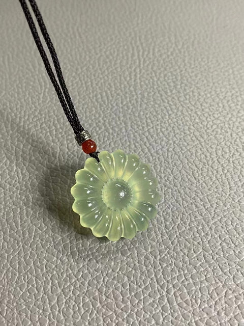 Liontin Bunga Matahari Giok Cui Jade Alami Ukuran 27 * 7.5mm Batu giok itu bersih, halus dan hangat, dan gayanya indah.