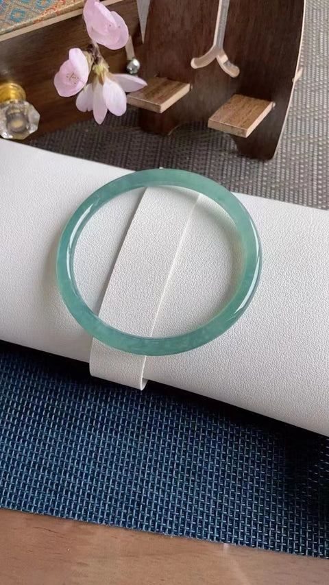 Gelang giok biru alami, material tambang lama, diameter 57mm, ketebalan 6mm. Semua batu terbentuk secara alami, gratis ongkos kirim dan pajak.