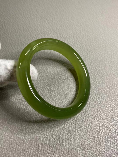 Gelang Giok Cui Alami Ukuran 57-59mm Ukuran 58.1mm & nbsp; Lebar Sisi 12.5mm Giok terjadi secara alami Pola acak Termasuk pajak pengiriman.