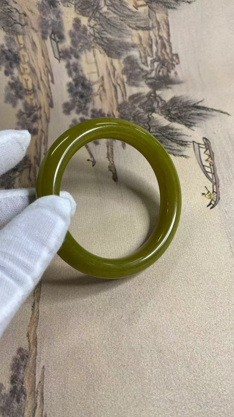 Gelang Alpukat Giok Halus Ukuran 59-61mm Ukuran 60.3mm Lebar Sisi 13.5mm Giok semuanya terjadi secara alami Pola pengiriman acak termasuk Pajak Pengiriman.