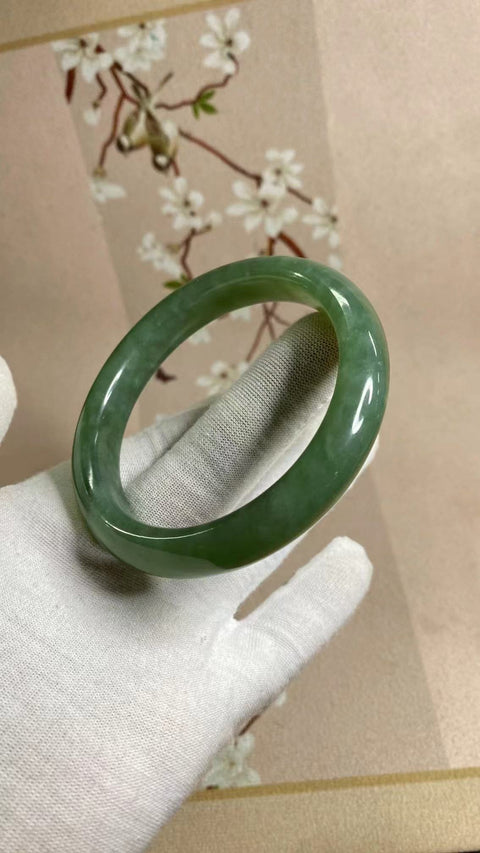 Gelang Giok Cui Alami Ukuran 61-63mm Ukuran 62.2mm Lebar Sisi 12.4mm Giok semuanya alami Anda menghasilkan pola secara acak