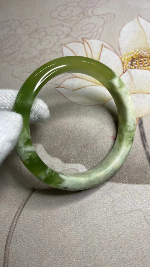 Gelang Gelang Milkcap Titi Giok Hijau Cui Giok Alami Ukuran 64-66mm Ukuran 65.2mm Lebar Samping 12.6mm Giok semuanya terjadi secara alami Pola acak termasuk pajak pengiriman