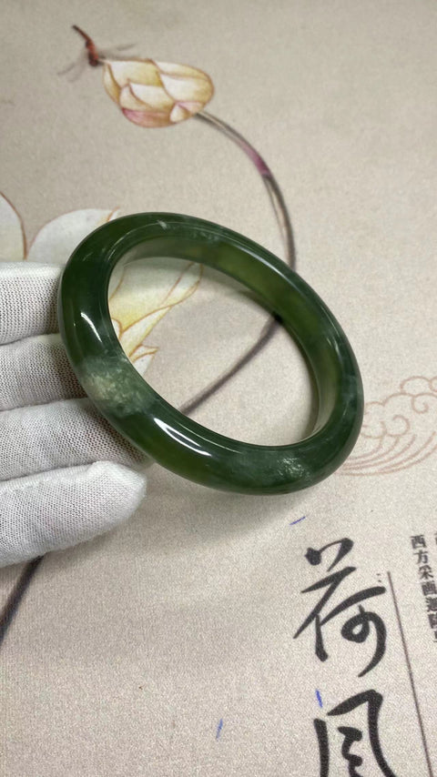 Gelang Giok Cui Halus Ukuran 61-63mm Ukuran 62.7mm Lebar 11.7mm Giok terbentuk secara alami Pola acak Termasuk ongkos kirim dan pajak