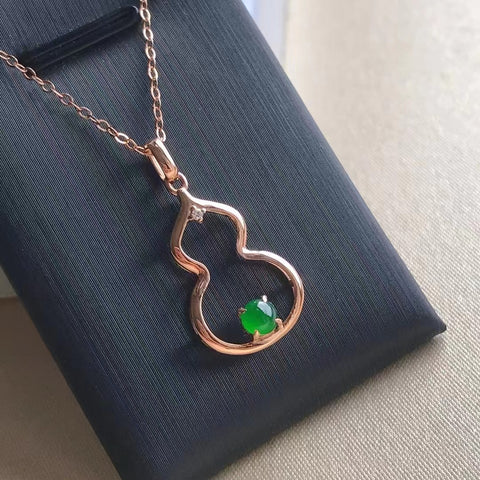 Kalung Labu Jadeite Alami 18k Rose Gold Setting Giok Ukuran 4mm Ukuran Keseluruhan 10 * 22mm Sudah termasuk pajak pengiriman.