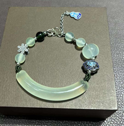 Gelang giok alami dengan aksesori giok yang bersih, halus, dan perak sterling sudah termasuk biaya pengiriman dan pajak.