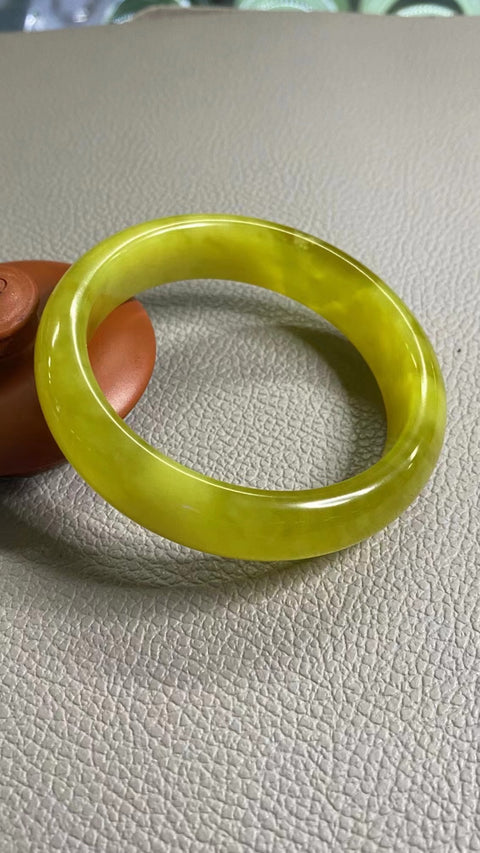Gelang Bunga Emas Kuning Alami Ukuran 59-61mm Ukuran 60.3mm Lebar Sisi 15.5mm Batu Giok semuanya adalah Pola Bunga yang terjadi secara alami.