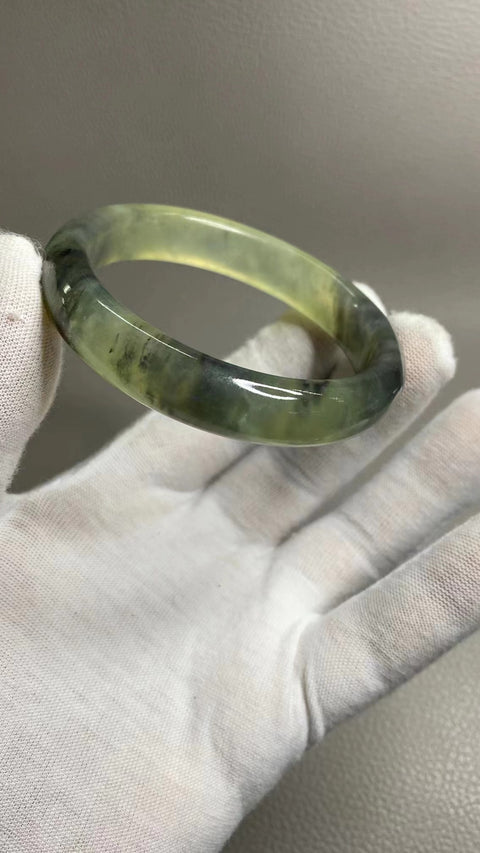 Gelang Lukisan Pemandangan Giok Cui Alami Ukuran 55-57mm Ukuran 56.7mm Lebar Sisi 12.2mm Batu giok ini memiliki pola yang muncul secara alami dan acak.