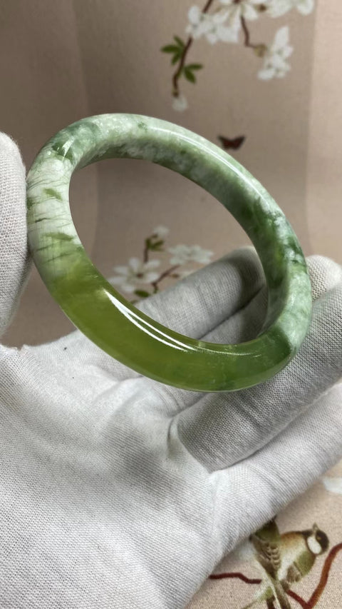 Gelang Gelang Milkcap Titi Giok Hijau Cui Giok Alami Ukuran 61-63mm Ukuran 62.6mm Lebar Samping 12.4mm Giok semuanya terjadi secara alami Pola acak termasuk pajak pengiriman