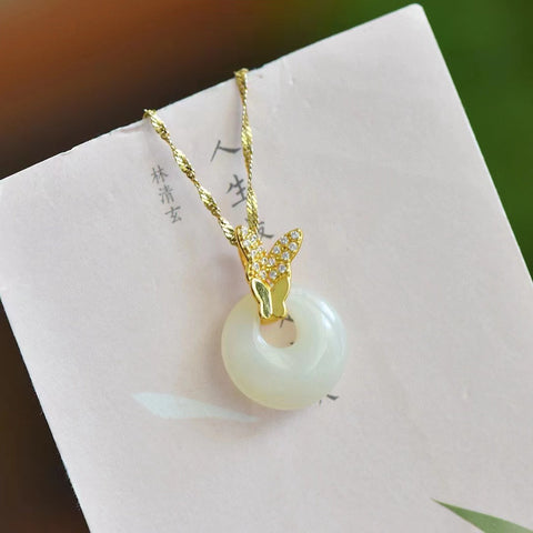3263-2 Kalung Kupu-kupu Giok Hetian Alami dengan Jepitan Putri Emas Batu giok ini bersih dan halus, terbuat dari perak 925, serta gayanya yang baru dan unik. Sudah termasuk ongkos kirim dan pajak.