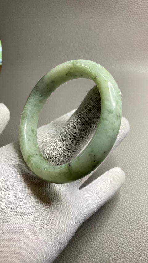 Gelang Giok Cui Giok Minyak Tua Ukuran 60-62mm Ukuran 61.5mm Lebar Sisi 14mm Giok ini terbentuk secara alami dan polanya acak Sudah termasuk pajak pengiriman.