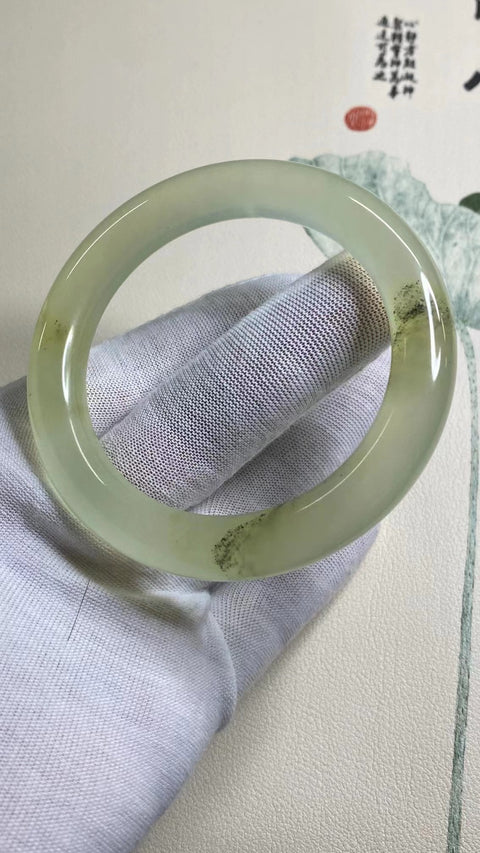 Gelang Warna Es Batu Giok Cui Giok Alami Ukuran 55-57mm Ukuran 56.2mm Lebar Sisi 10.8mm Batu giok muncul secara alami Pola acak termasuk pajak pengiriman