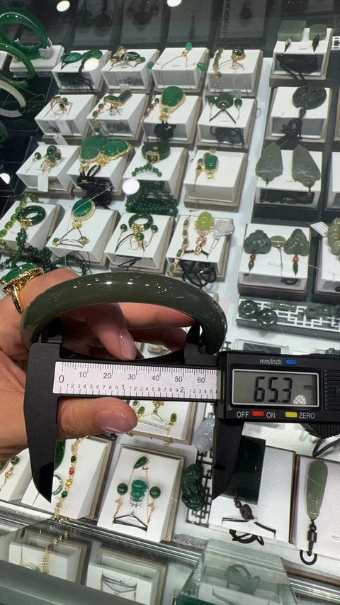 Gelang Giok Hetian Alami Ukuran 65.3mm Lebar Sisi 11mm, Tebal 10.9mm Giok semuanya terjadi secara alami Pola acak termasuk pajak pengiriman