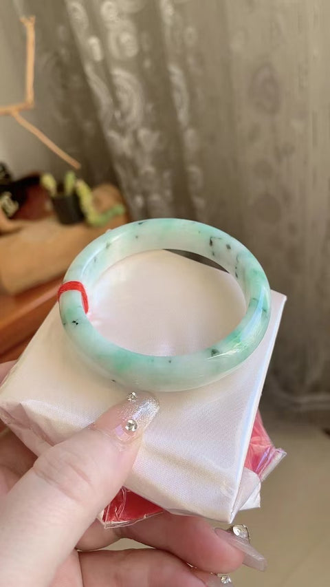 Gelang Batu Giok Alami Bahan Pit Tua Bahan dasar halus dan hangat Gaya elegan dan elegan Ukuran 55mm Batu giok semuanya alami dan polanya acak Sudah termasuk pajak pengiriman.