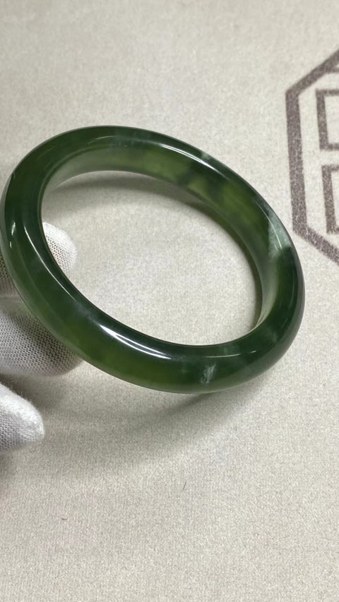 Gelang Gelang Cui Giok Hijau Titi Milkcap Ukuran 61-63mm Ukuran 62.1mm Lebar Samping 12.6mm Giok adalah semua yang terjadi secara alami Pola acak termasuk pajak pengiriman