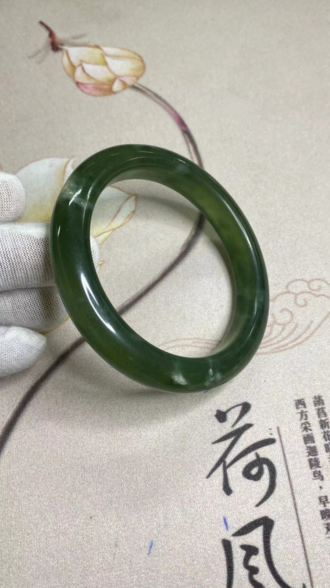 Gelang Giok Cui Halus Ukuran 61-63mm Ukuran 62.7mm Lebar 11.7mm Giok terbentuk secara alami Pola acak Termasuk ongkos kirim dan pajak