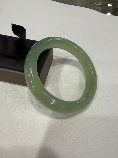 Gelang giok Xiuyan yang indah, diameter dalam: 58mm, lebar samping 12,8mm, batu alam dihasilkan secara alami, polanya acak, termasuk pajak pengiriman