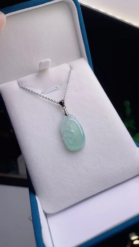 Kalung Jadeite Ruyi Alami Bahan lubang tua, penuh air, sedingin es dan tembus cahaya, terbuat dari perak 925, ukuran 2,2 * 1,2 cm, sudah termasuk ongkos kirim dan pajak.