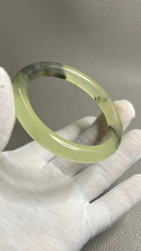 Gelang Lukisan Pemandangan Giok Cui Alami Ukuran 58-60m Ukuran 59.8mm Lebar Sisi 10mm Batu giok ini memiliki pola yang muncul secara alami dan acak.