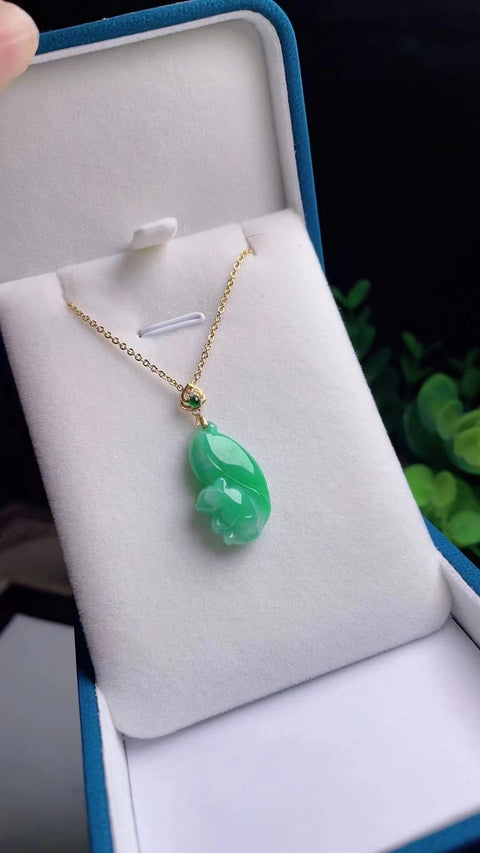 Kalung Tupai Jadeite a-barang-barang alami Jepitan Emas 18k Giok Giok bersih dan halus dan hangat Ukuran 2.3 * 1.2 Termasuk Pajak Pengiriman