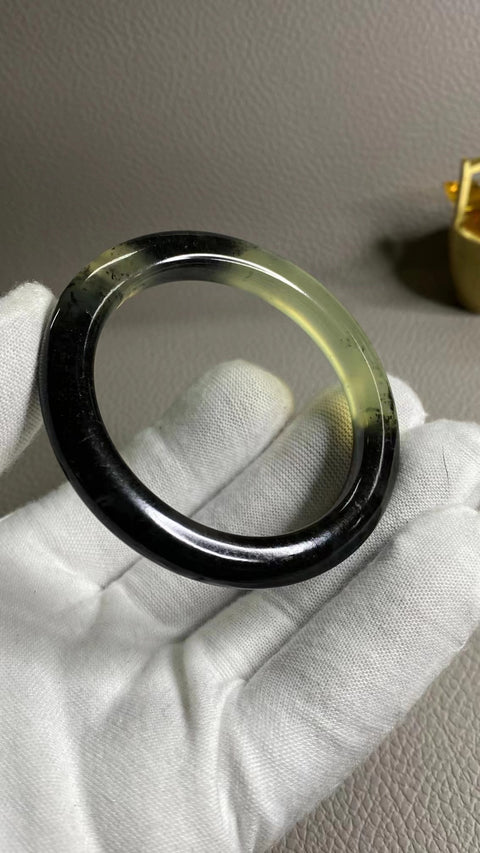 Gelang Danqing Tinta Giok Cui Giok Alami Ukuran 50-52mm Ukuran 51.8mm Lebar Sisi 7.8mm & nbsp;Giok terjadi secara alami Pola acak Termasuk biaya buku pengiriman