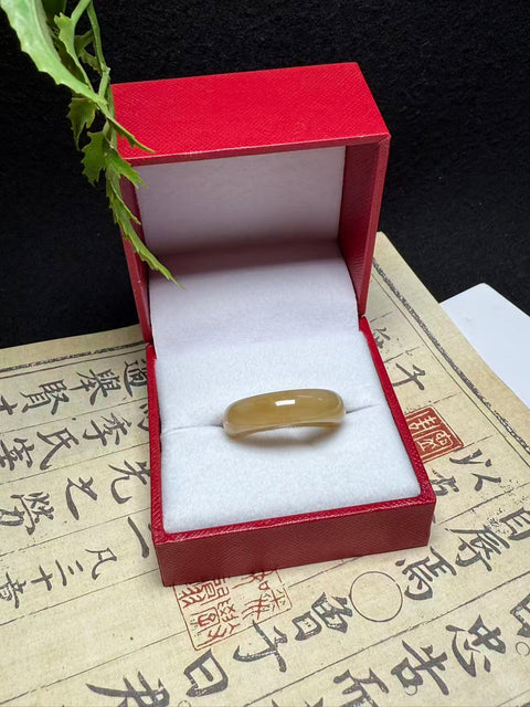 Cincin giok antik Hetian alami berwarna kuning dan putih. Giok ini lembut dan hangat saat disentuh, dengan struktur yang padat dan gradasi warna seperti gula. Serbaguna dan bergaya. Ukuran: 19,6 x 74 mm. Termasuk ongkos kirim dan pajak.