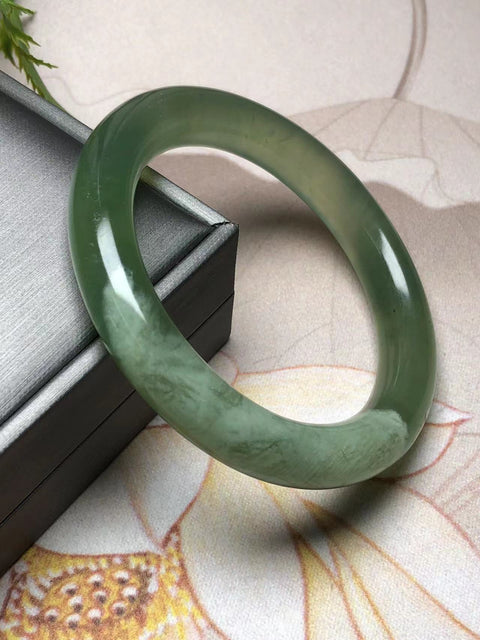Baru ...... Gelang Giok Cui Alami Gelang Giok Danau Bunga Hijau Bunga Spiritual dan Elegan Giok halus dan hangat di tangan efeknya serbaguna & nbsp; Ukuran: 57.2 × 11.5 × 10.2 ㎜ Giok secara alami terjadi secara acak pola Termasuk pajak pengiriman