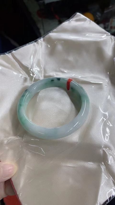Gelang Jadeite Alami Bahan Pit Tua Gaya Bawah halus dan hangat Gaya Elegan dan elegan Ukuran 60mm Batu giok terjadi secara alami Pola acak Termasuk pajak pengiriman.