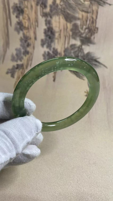 Gelang Badai Salju Giok Cui Halus Ukuran 53-55mm Ukuran 54.8mm Lebar Sisi 7.5mm Giok terjadi secara alami Pola acak termasuk pajak pengiriman