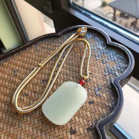 Liontin Giok Hetian Alami Ukuran 45 * 30mm Tebal 5.3mm Giok baik-baik saja dan hangat Termasuk pajak pengiriman.