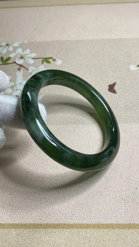 Gelang Bahan Tua Giok Cui Giok Hijau Penuh Ukuran 56-58mm Ukuran 57.6mm Lebar Sisi 10mm Giok ini semuanya muncul secara alami Pola-polanya acak Sudah termasuk pajak pengiriman.