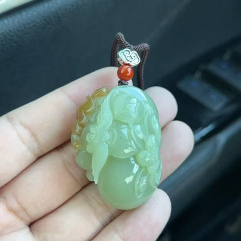 Liontin Bunga Teratai Giok Hetian Alami Ukuran 34 * 46.3mm Warna Putih kekuningan Kualitas sempurna Giok halus dan hangat Gaya yang indah sudah termasuk pajak pengiriman.