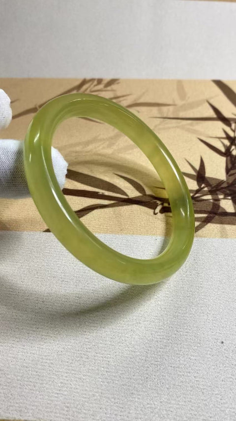 Gelang Kuning Minyak Ayam Giok Cui Giok Halus Ukuran 61-63mm 62.2mm Lebar 10mm Giok halus dan hangat dengan warna-warna yang indah Pengiriman dan pajak sudah termasuk.