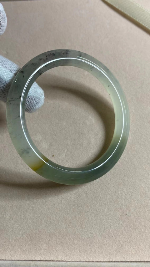Gelang Giok Cui Fine Jade Ukuran 51-53mm Ukuran 52.2mm Lebar 8.3mm Giok terjadi secara alami Pola acak termasuk pajak pengiriman