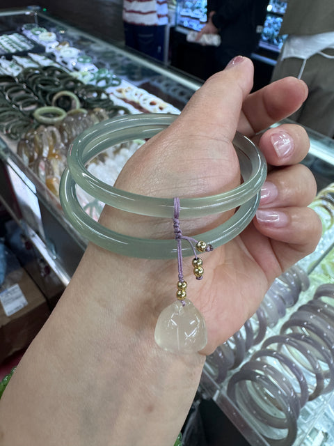 Gelang batu akik hijau muda alami Warna dan gaya yang indah Cocok untuk saudara perempuan peri Ukuran 52-61mm & sudah termasuk pajak pengiriman
