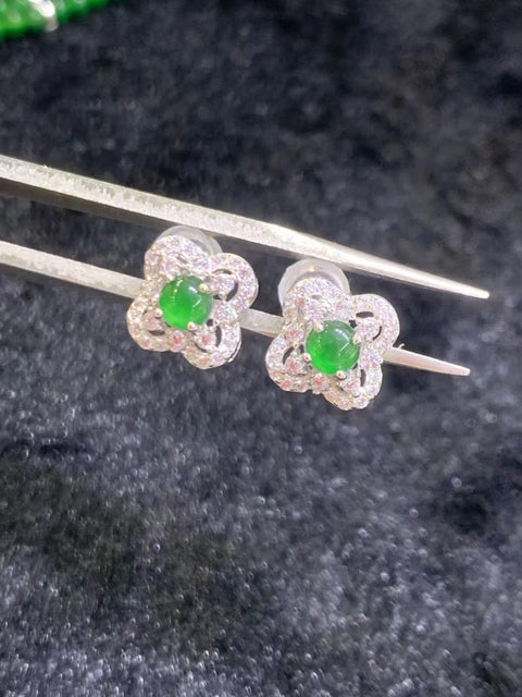 Anting-anting batu giok Guatemala alami yang terbuat dari perak 925. Batu gioknya bersih, halus, dan hangat