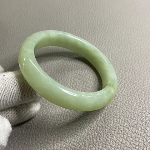 Gelang giok halus, kaliber agar sesuai dengan cincin 54, 55, berat karat: 54,5 mm, lebar sisi: 12,8 mm Giok terbentuk secara alami, polanya acak, sudah termasuk ongkos kirim dan pajak.