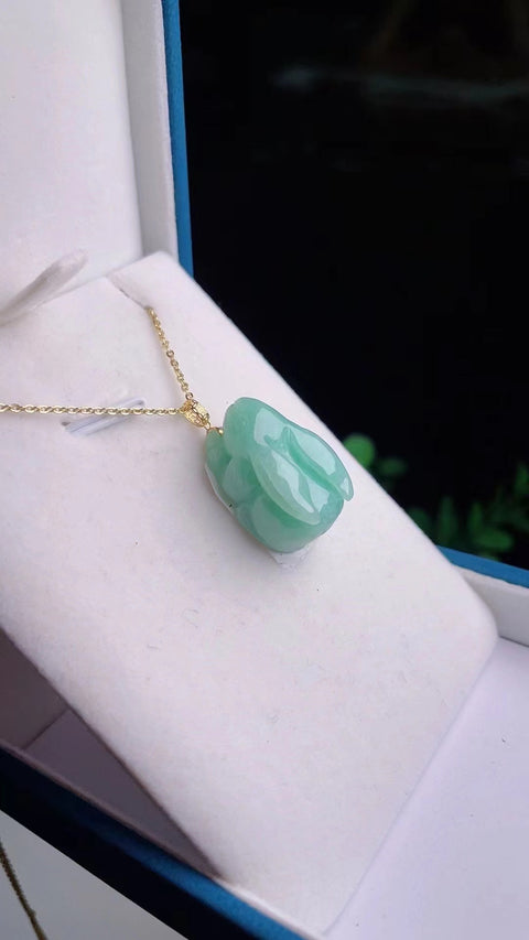 Kalung Kelinci dari batu giok alami&nbsp; Batu giok bersih, halus dan hangat, terbuat dari emas 18 karat, ukuran 2,2 * 1,5, gayanya sederhana dan murah hati, sudah termasuk biaya pengiriman dan pajak.