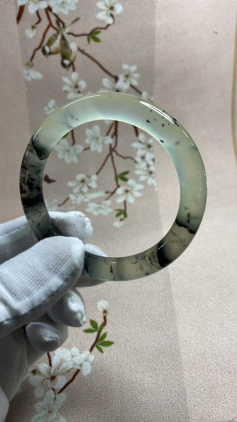Gelang giok Xiuyan yang indah dengan efek lukisan tinta seperti musim semi di atas dasar es. Diameter 56,5 mm, lebar tepi 9,3 mm. Semua Batu Terbentuk Secara Alami. Gratis Ongkos Kirim Dan Pajak.